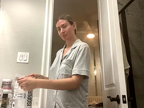 Snapshot of Alyssa_rhoades chatting on November 19, 2025, 2:55 am Alyssa rhoades online show from November 19, 2025, 2:55 am