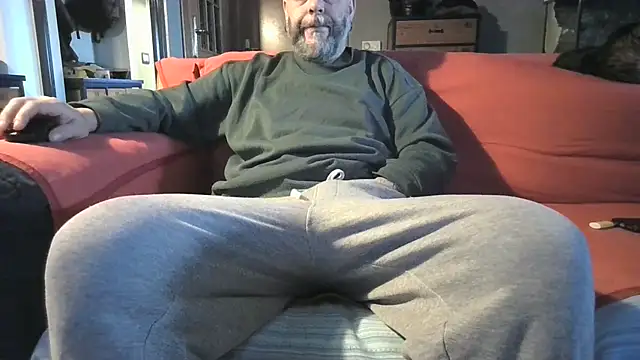 naked bear online show from February 3, 2025, 9:52 am