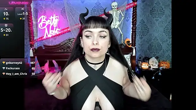 Snapshot of BettyNoir chatting on October 21, 2025, 7:35 pm BettyNoir online show from October 21, 2025, 7:35 pm