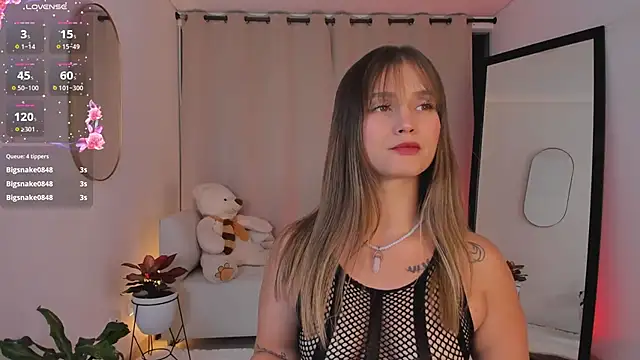 roxie gates  online show from November 10, 2025, 3:33 am