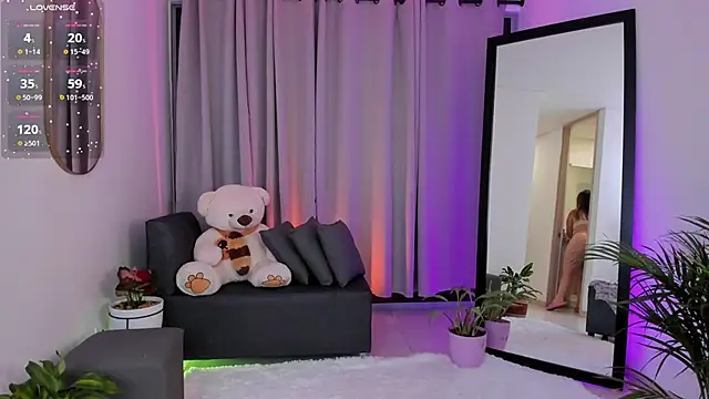 roxie gates  online show from February 27, 2025, 1:08 am