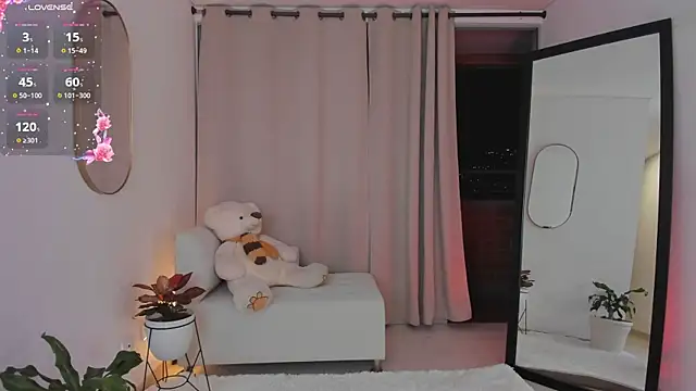 roxie gates  online show from November 9, 2025, 1:09 am