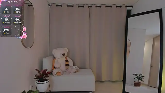 roxie gates  online show from September 23, 2025, 12:50 am