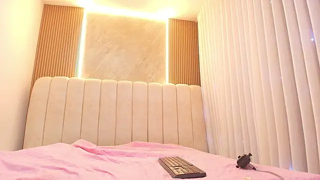 emyli sw  online show from April 8, 2026, 3:08 am