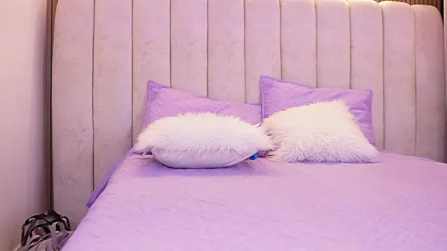 emyli sw  online show from December 23, 2025, 3:17 am