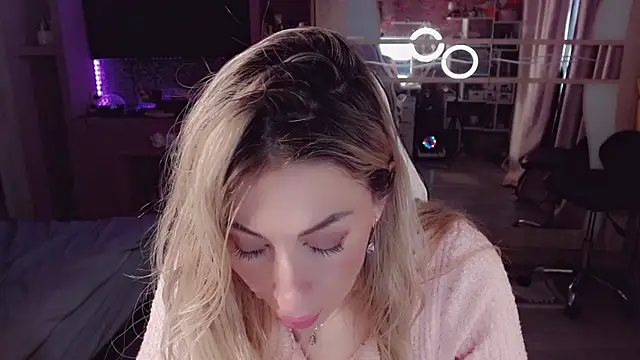 AnnieGOld  online show from June 22, 2026, 4:42 am