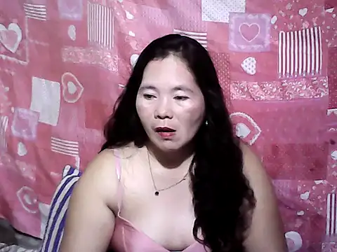 hotpusie 4u online show from May 18, 2026, 1:49 pm