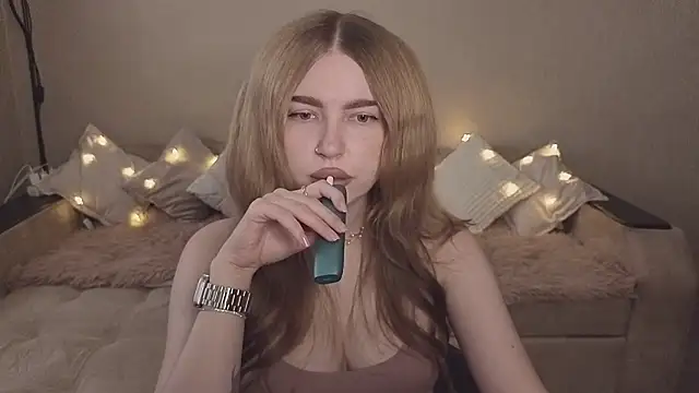 Snapshot of ViolettaLopez chatting on November 18, 2025, 11:46 am ViolettaLopez online show from November 18, 2025, 11:46 am