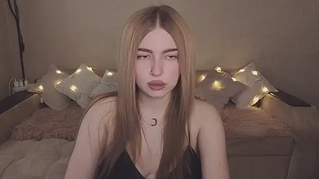 Snapshot of ViolettaLopez chatting on November 6, 2025, 12:31 pm ViolettaLopez online show from November 6, 2025, 12:31 pm