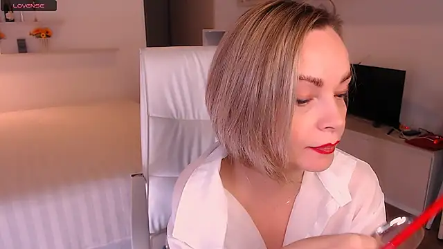 Snapshot of Tilly_Eliot chatting on October 28, 2025, 7:57 pm Tilly Eliot online show from October 28, 2025, 7:57 pm