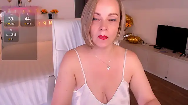 Snapshot of Tilly_Eliot chatting on November 10, 2025, 8:14 pm Tilly Eliot online show from November 10, 2025, 8:14 pm