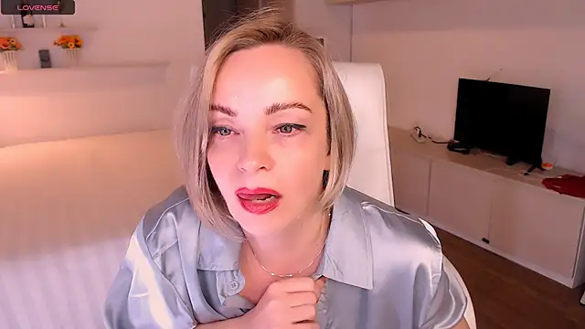 Snapshot of Tilly_Eliot chatting on November 7, 2025, 8:13 pm Tilly Eliot online show from November 7, 2025, 8:13 pm