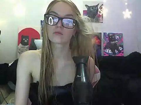 Snapshot of SecretSophia chatting on November 4, 2025, 4:44 pm SecretSophia online show from November 4, 2025, 4:44 pm