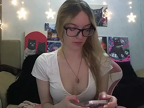 Snapshot of SecretSophia chatting on September 18, 2025, 7:28 pm SecretSophia online show from September 18, 2025, 7:28 pm