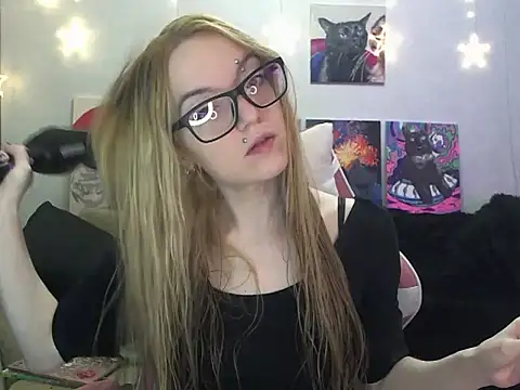 Snapshot of SecretSophia chatting on November 7, 2025, 4:22 pm SecretSophia online show from November 7, 2025, 4:22 pm