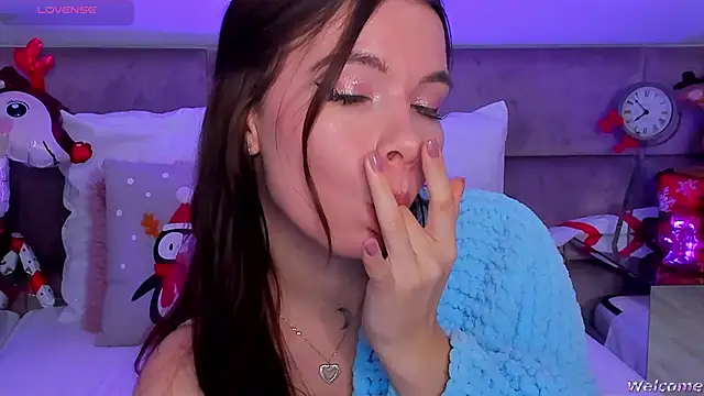 Snapshot of MiaMuse chatting on December 13, 2025, 8:04 pm MiaMuse online show from December 13, 2025, 8:04 pm