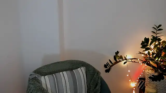 Snapshot of Xentthia chatting on February 13, 2025, 6:05 pm Xentthia online show from February 13, 2025, 6:05 pm