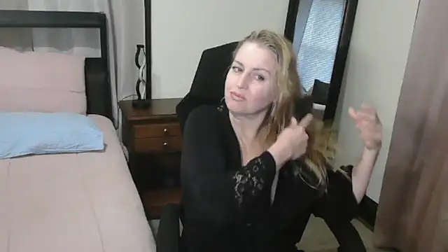 HollieBim online show from October 23, 2025, 12:37 pm