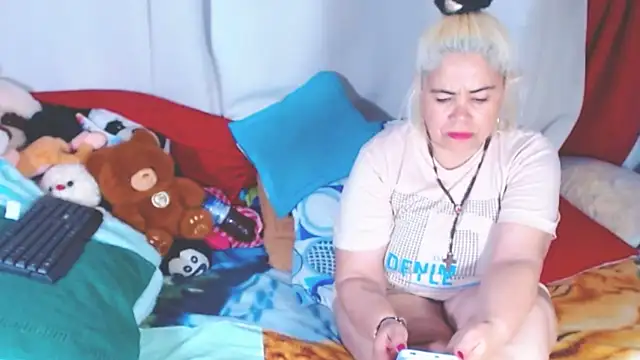 estrellita fugaz16x online show from November 27, 2025, 4:02 am