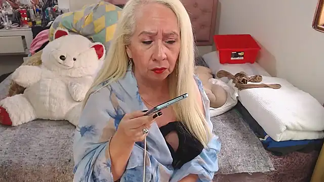 Snapshot of lucy_belle_bm chatting on February 16, 2026, 6:39 pm lucy belle bm online show from February 16, 2026, 6:39 pm