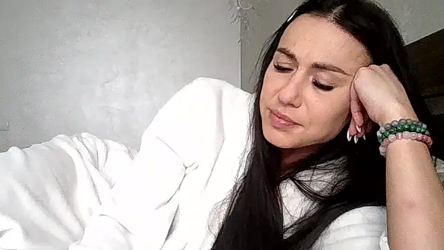 JulianaGold1 online show from May 18, 2026, 2:11 pm