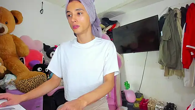 Snapshot of Lawrncesofiets chatting on November 15, 2025, 2:21 pm Lawrncesofiets online show from November 15, 2025, 2:21 pm