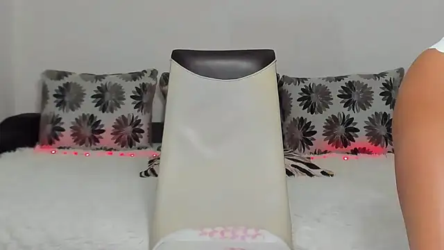 Snapshot of BesttPussy4u chatting on February 16, 2025, 7:15 am BesttPussy4u online show from February 16, 2025, 7:15 am