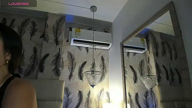 Snapshot of Vivi_prinncess chatting on October 24, 2025, 10:31 pm Vivi prinncess online show from October 24, 2025, 10:31 pm