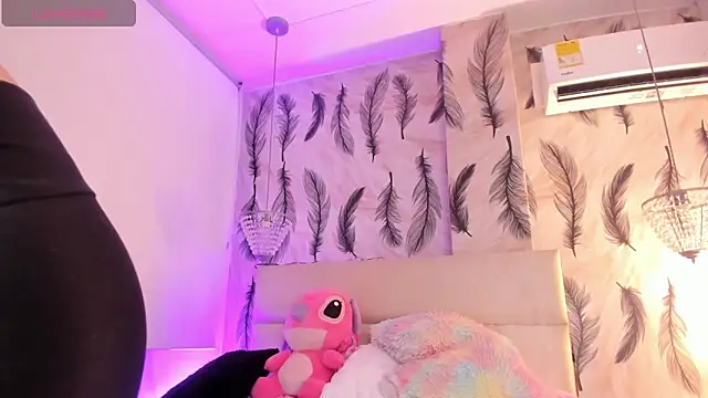 Snapshot of Vivi_prinncess chatting on November 12, 2025, 10:35 pm Vivi prinncess online show from November 12, 2025, 10:35 pm