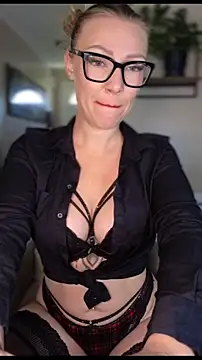 Snapshot of Sacha-xx chatting on May 7, 2026, 9:12 am Sacha-xx online show from May 7, 2026, 9:12 am