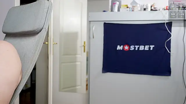 foxeslovefoxes online show from December 8, 2024, 2:19 pm