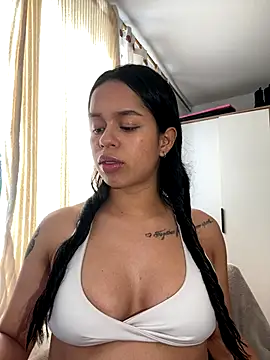 xlovelygirlx online show from September 29, 2025, 7:41 pm