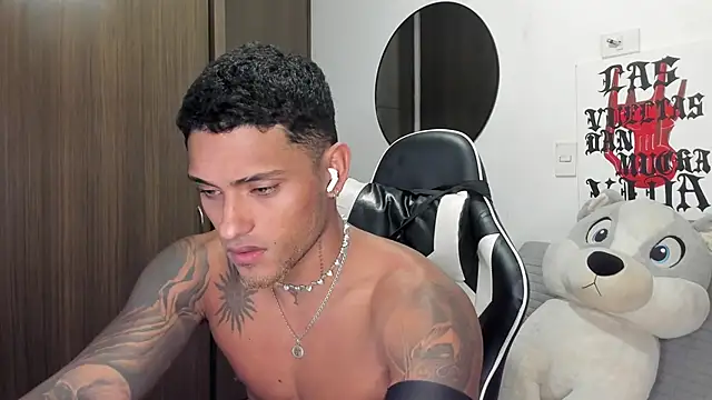 Snapshot of Alessandro_Vanni chatting on June 19, 2026, 12:16 am Alessandro Vanni online show from June 19, 2026, 12:16 am