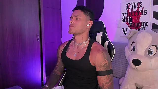 Snapshot of Alessandro_Vanni chatting on June 16, 2026, 2:17 pm Alessandro Vanni online show from June 16, 2026, 2:17 pm