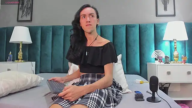 Snapshot of Karol_fenixx chatting on February 6, 2025, 7:24 am Karol fenixx online show from February 6, 2025, 7:24 am