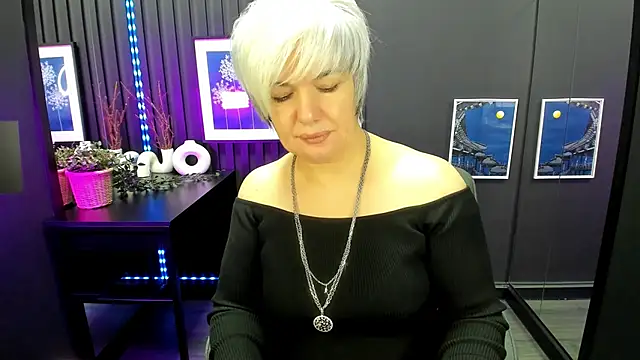 CarmenSoft online show from November 28, 2025, 8:31 pm