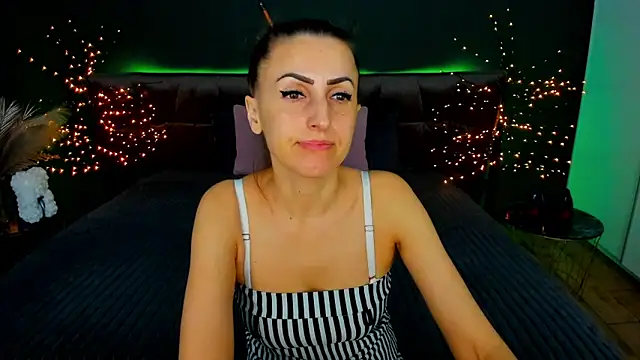 Snapshot of Rebecca_Diamond chatting on November 18, 2025, 6:39 am Rebecca Diamond online show from November 18, 2025, 6:39 am