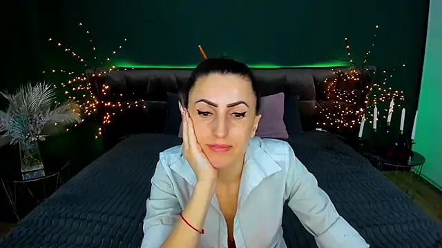 Rebecca Diamond online show from February 12, 2026, 5:51 am