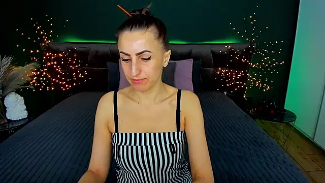 Snapshot of Rebecca_Diamond chatting on November 24, 2025, 6:46 am Rebecca Diamond online show from November 24, 2025, 6:46 am