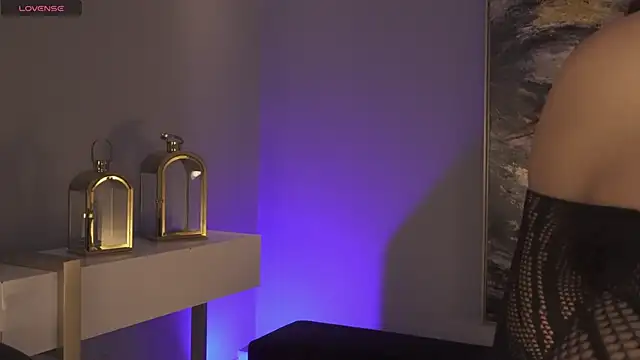 AbellaCroft online show from October 17, 2025, 1:24 pm