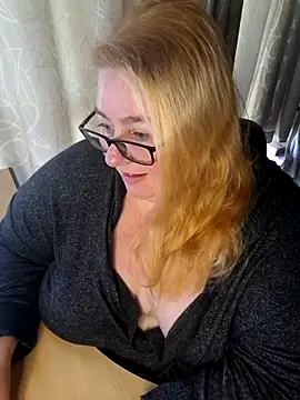 Snapshot of Iceprincess2bad4u chatting on December 20, 2025, 6:27 am Iceprincess2bad4u online show from December 20, 2025, 6:27 am