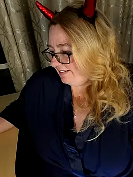 Snapshot of Iceprincess2bad4u chatting on February 10, 2026, 6:29 pm Iceprincess2bad4u online show from February 10, 2026, 6:29 pm