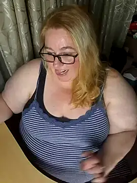 Snapshot of Iceprincess2bad4u chatting on December 20, 2025, 6:33 pm Iceprincess2bad4u online show from December 20, 2025, 6:33 pm