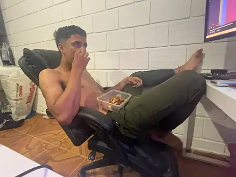 Snapshot of Max_TheHorseDick chatting on February 8, 2026, 4:10 am Max TheHorseDick online show from February 8, 2026, 4:10 am