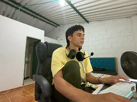 Snapshot of Max_TheHorseDick chatting on March 20, 2025, 10:18 pm Max TheHorseDick online show from March 20, 2025, 10:18 pm