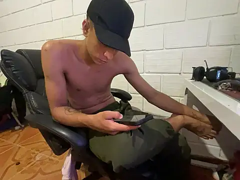 Snapshot of Max_TheHorseDick chatting on February 12, 2026, 4:23 am Max TheHorseDick online show from February 12, 2026, 4:23 am