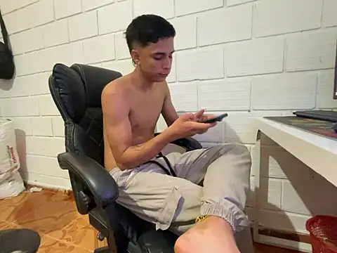 Snapshot of Max_TheHorseDick chatting on February 6, 2026, 2:29 am Max TheHorseDick online show from February 6, 2026, 2:29 am