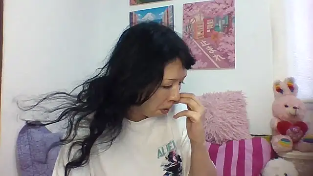 Snapshot of Haru_Queenn chatting on September 12, 2025, 9:25 pm Haru Queenn online show from September 12, 2025, 9:25 pm