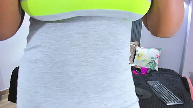 gabytyara2 online show from September 24, 2025, 4:57 pm