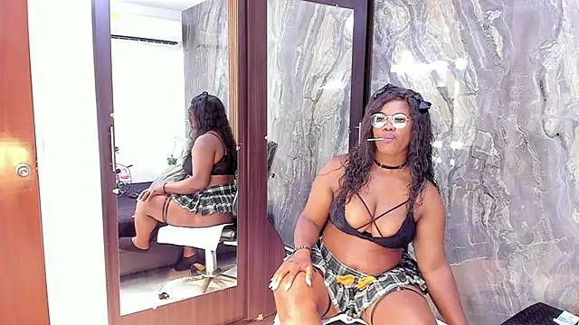 LauraSaenz01 online show from October 3, 2025, 3:52 am